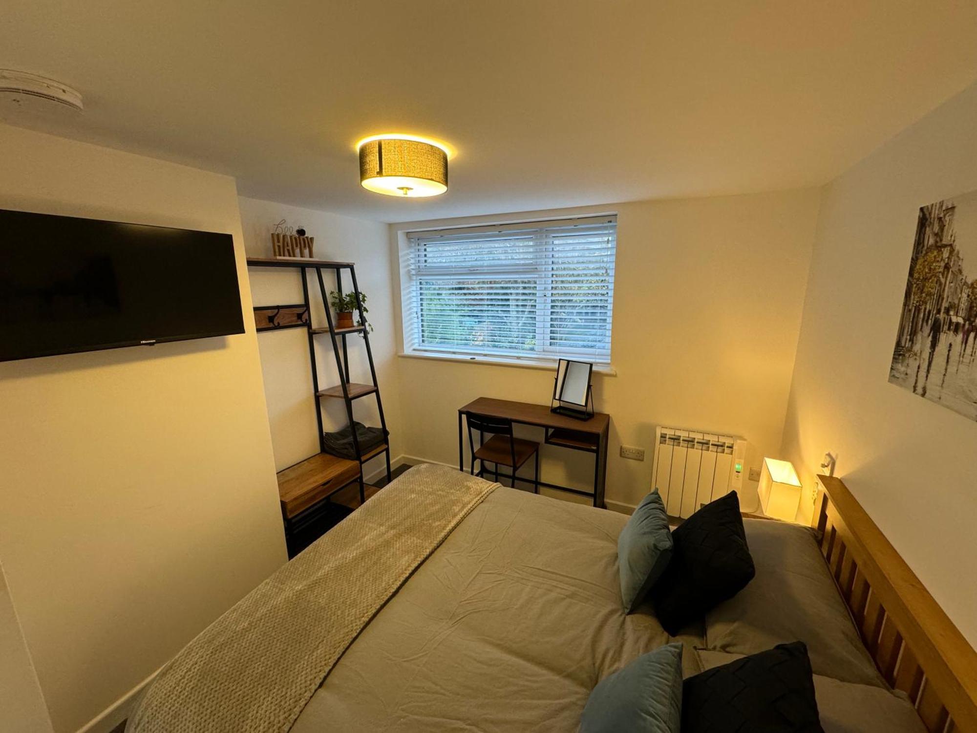 Modern 1 Bed Apartment With Car Parking Bitton Exterior photo