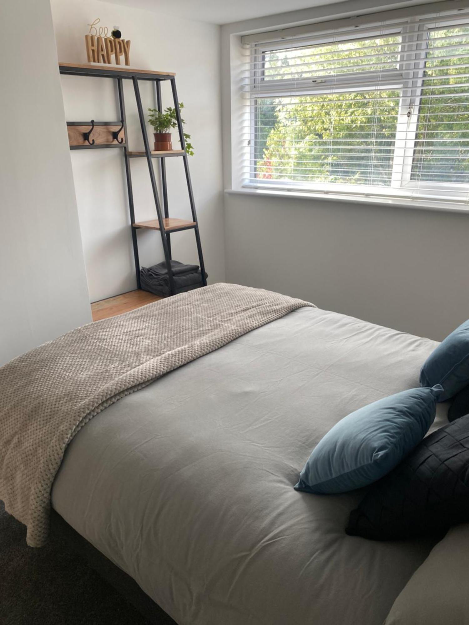 Modern 1 Bed Apartment With Car Parking Bitton Exterior photo