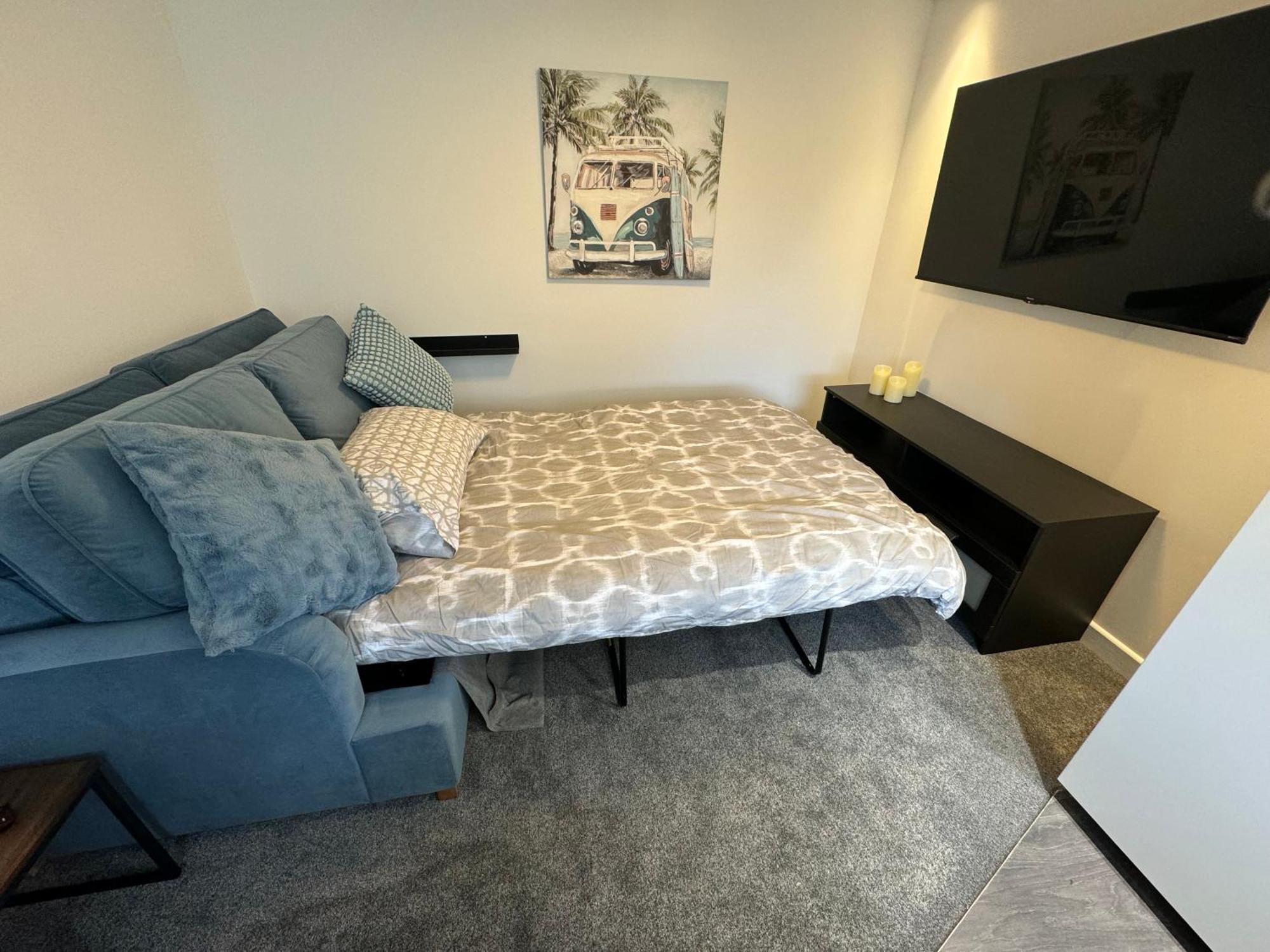 Modern 1 Bed Apartment With Car Parking Bitton Exterior photo