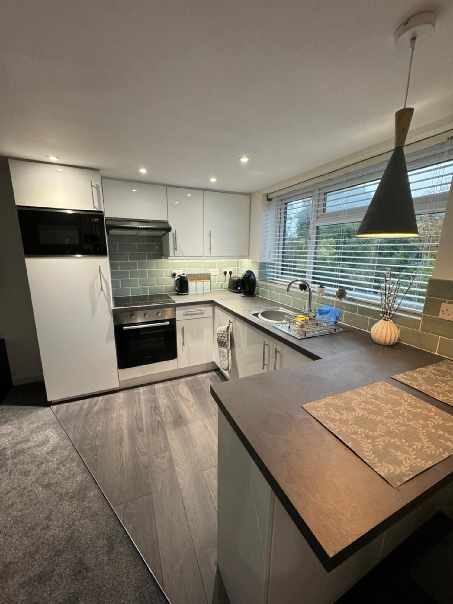 Modern 1 Bed Apartment With Car Parking Bitton Exterior photo